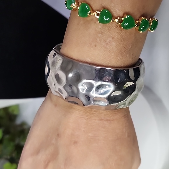 Silver Wide Hammered Style Hinge / Clamper Bracelet  New - Picture 4 of 6